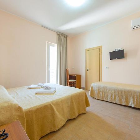 רימיני Hotel Adria Nuova מראה חיצוני תמונה